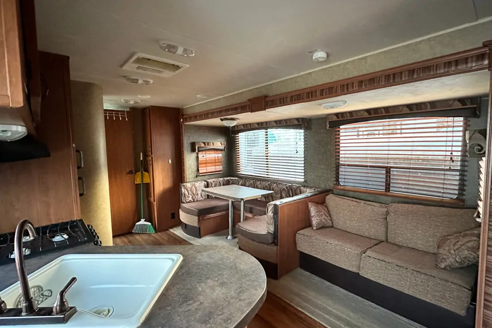 RV Rental - Beach Chicken 4 Interior