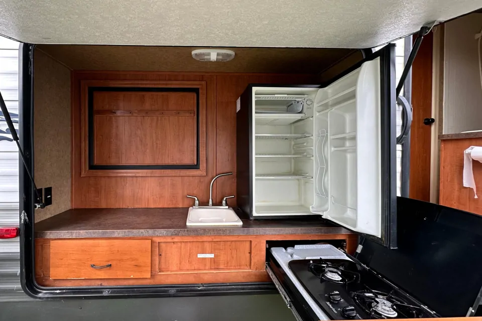 RV Rental - Beach Chicken 4 Outdoor Kitchen